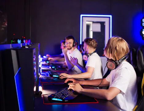 LPL夏季赛决赛前瞻：两强相争，谁能问鼎？